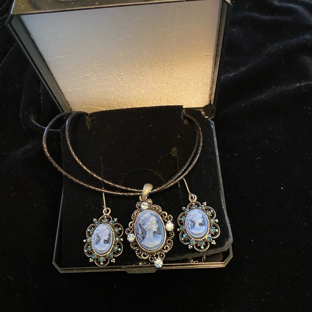 Ladies Victorian necklace and earrings.